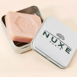 NUXE Rêve de Miel Shampooing Solide Douceur 65 gr = Boite en métal OFF – Image 2